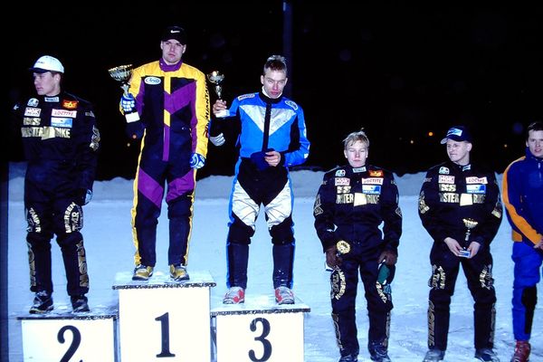 Voittaja Mikko Huttunen, toinen oikealta on Aki Ajo Hämeenlinna Stadion jäärata 1995